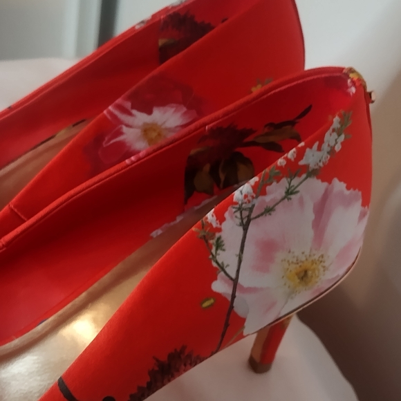 TED BAKER LONDON Red Floral Heels NWT size 11.5 - Picture 3 of 10